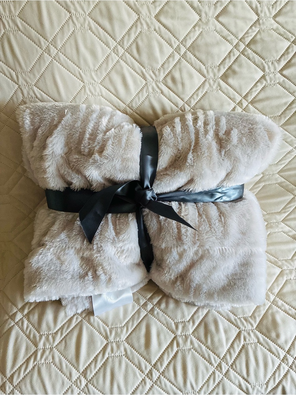 Joss & Main faux fur throw, “Annie Throw”, White Sand, 
50 x 62”